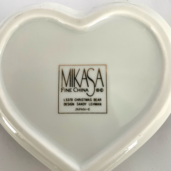Mikasa Christmas Bear Porcelain Heart Shaped Covered Dish 3.5 “X 1”. - Picture 6 of 6